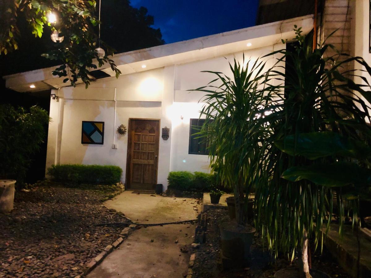 The White Bed And Breakfast บาโคลอด ภายนอก รูปภาพ